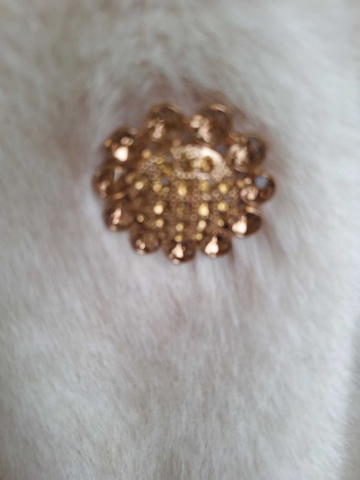 Луксозно дамско палто от мек изкуствен косъм в елегантен светъл цвят