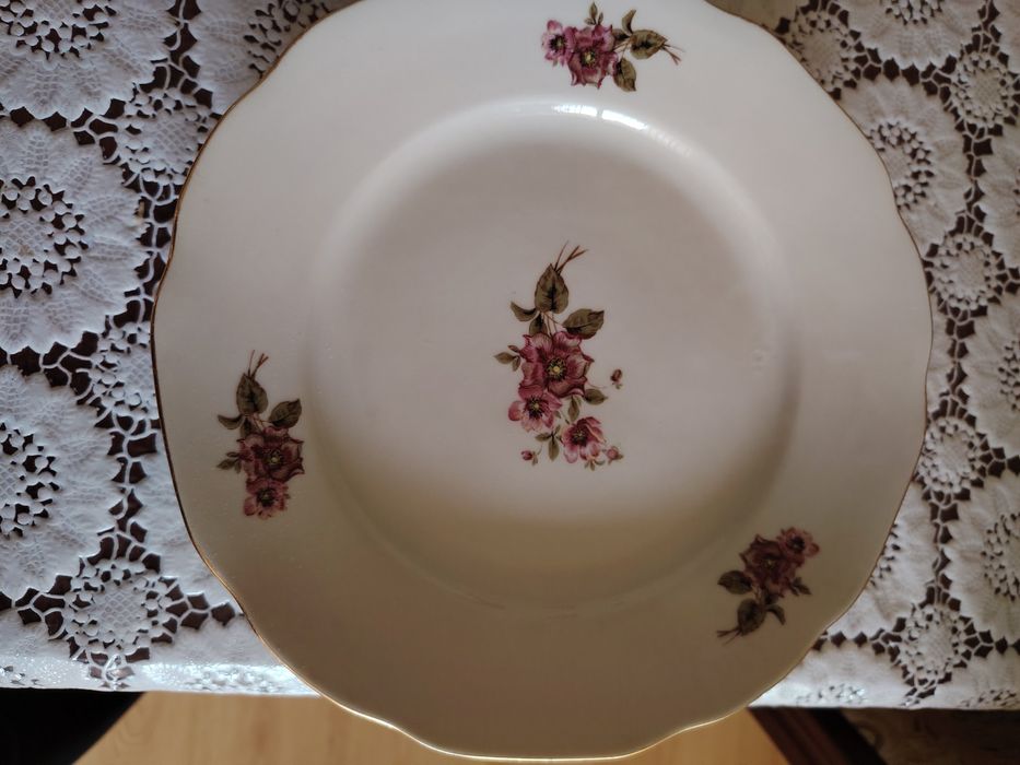 Продавам керамични чинии 3 лв. за брой