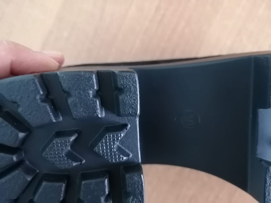 Продаю женские туфли