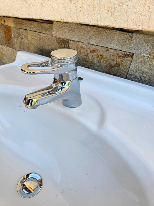 Мивка за баня със смесители двойна.Употребявана мн добро състояние.