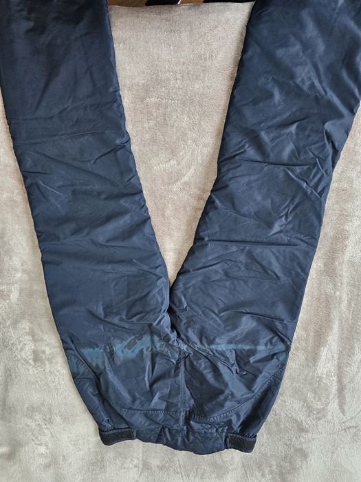 Ски панталон, тъмно син и черен.