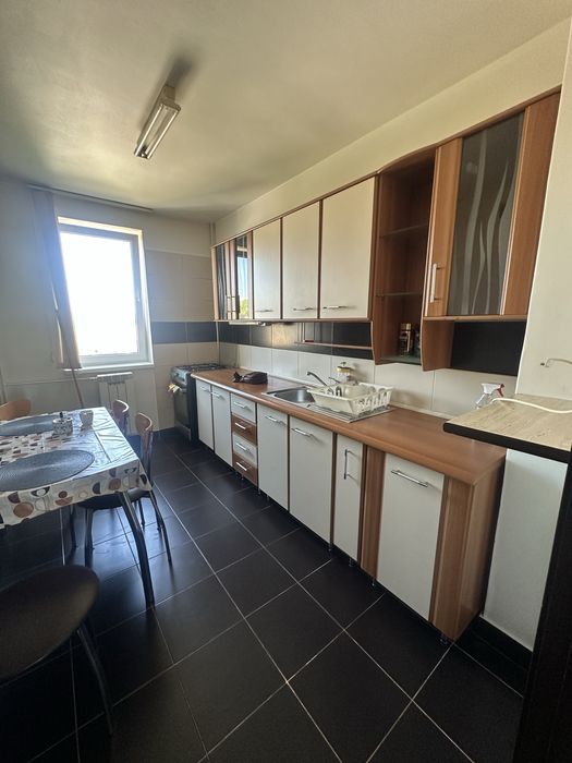 Inchiriez apartament cu 3 camere complet mobilat/utilat zona Poli 2