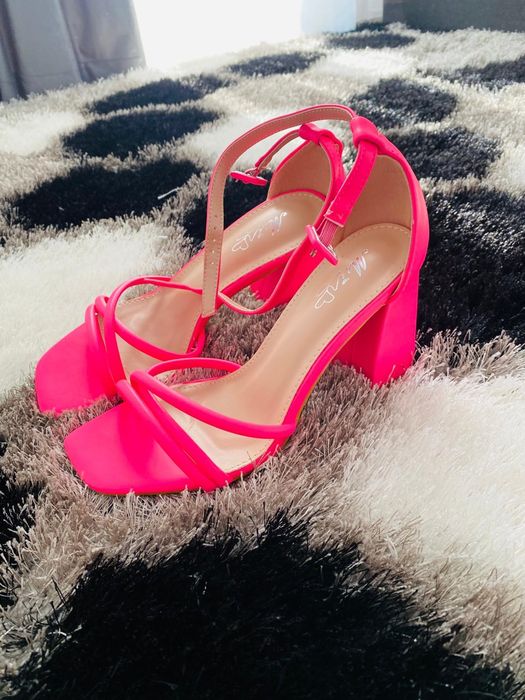 Vând sandale noi mărimea 36 culoare roz fuxia