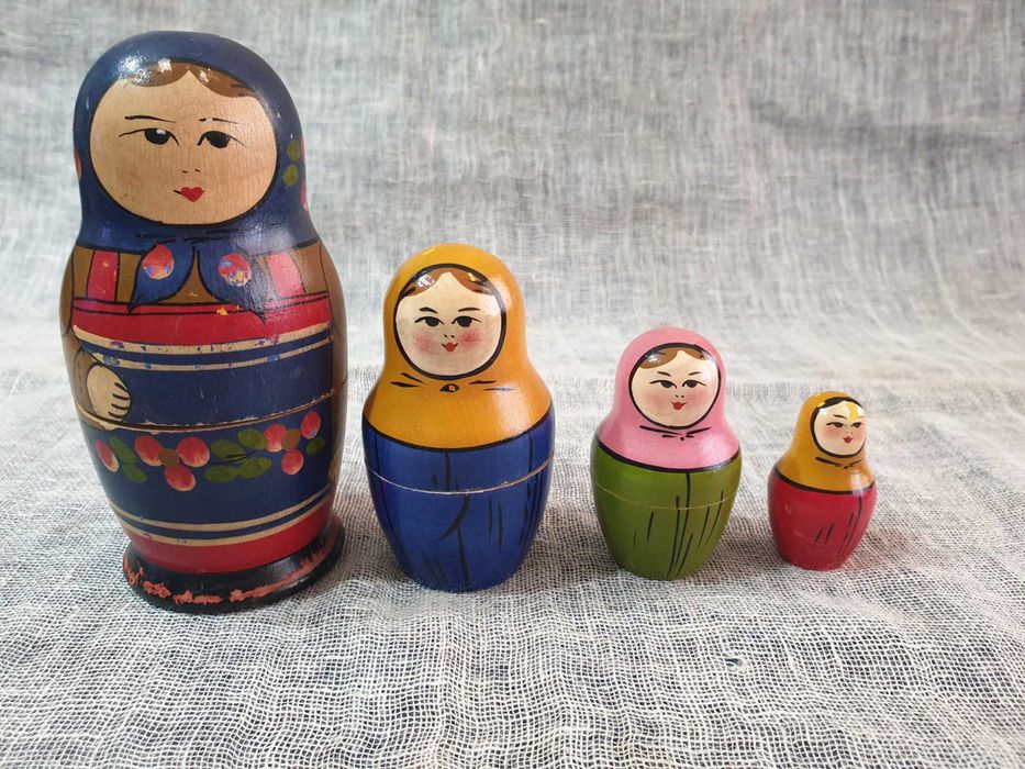 Голяма дървена играчка-Матрьошка и по-малка Матрьошка