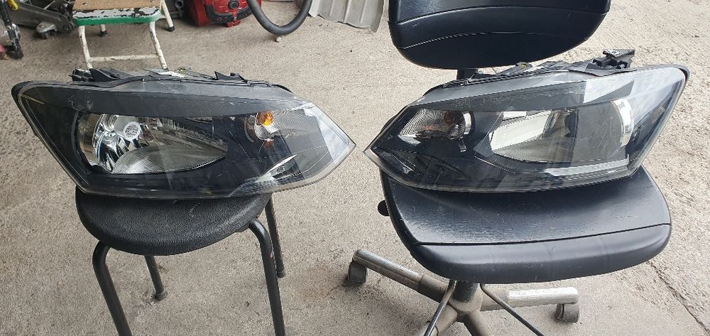 Far stânga și dreapta față Volkswagen Polo An 2012