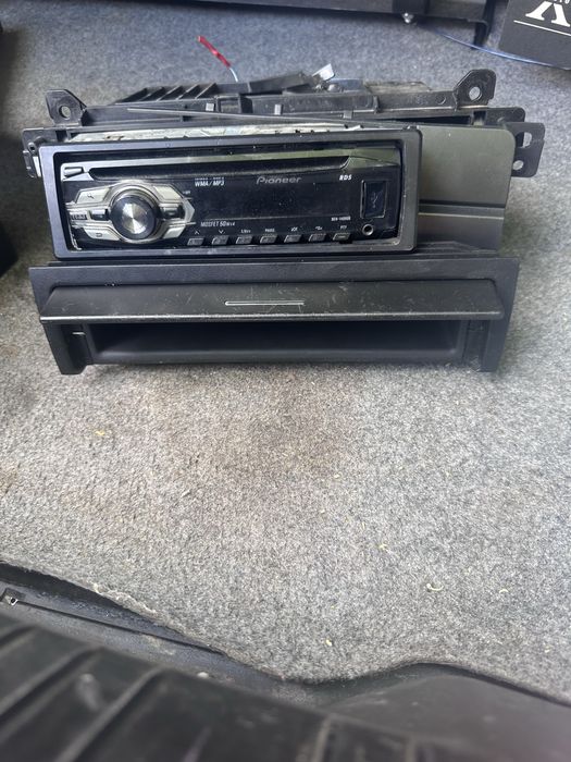 Оригинална конзола с Pioneer CD/MP3 за БМВ Е46