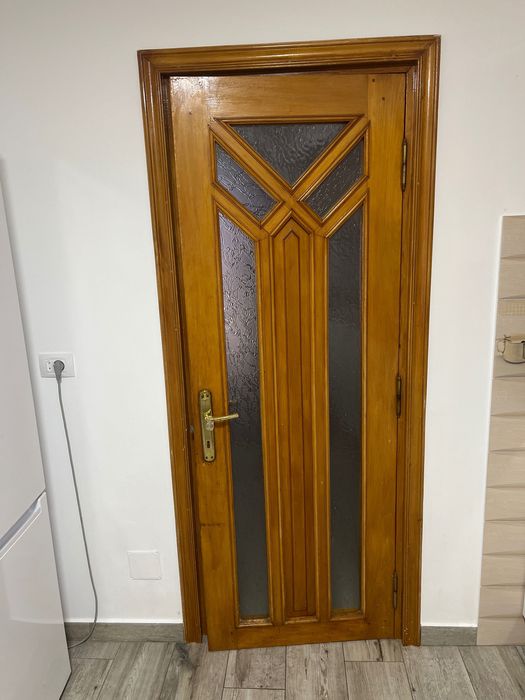 Uși interior ,lemn masiv în stare foarte bună !9 bucăți