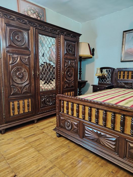 Mobilier dormitor, set format din dulap pat și noptiere