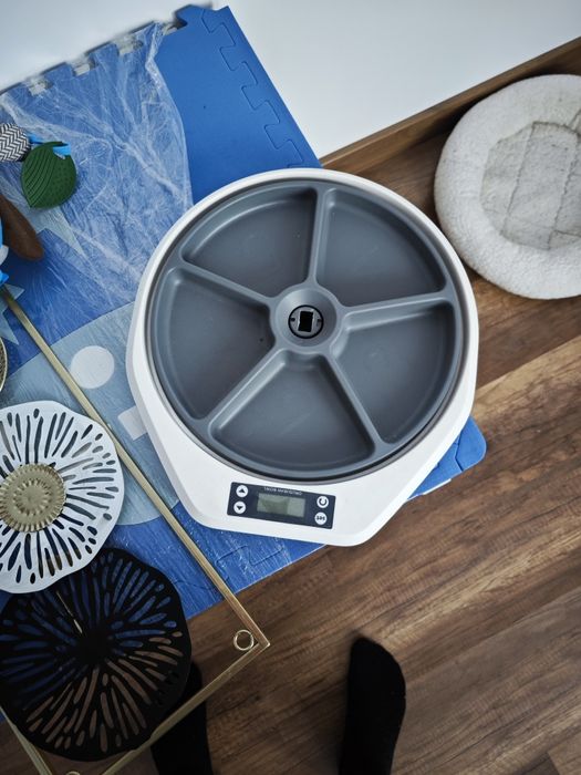 Dispensar automat hrana pisici