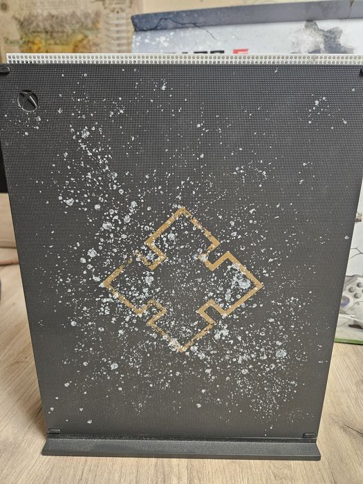 Vand Xbox One X cu SSHD 1TB Gears 5 Collectors Edition