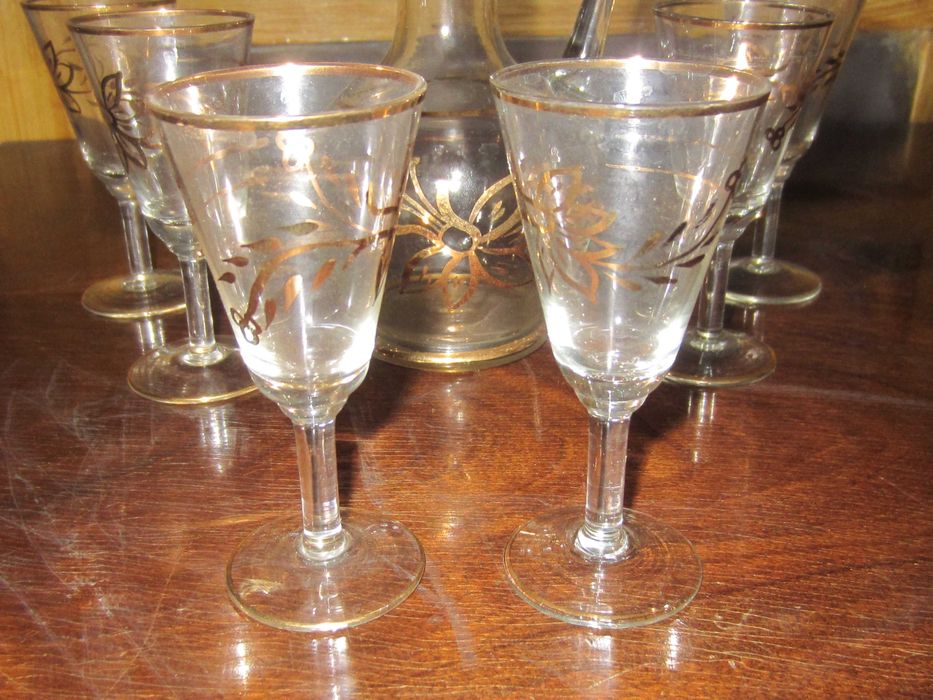 Стъклени сервиз и чаши със златен кант