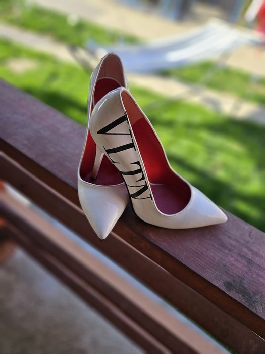 Pantofi stileto albi