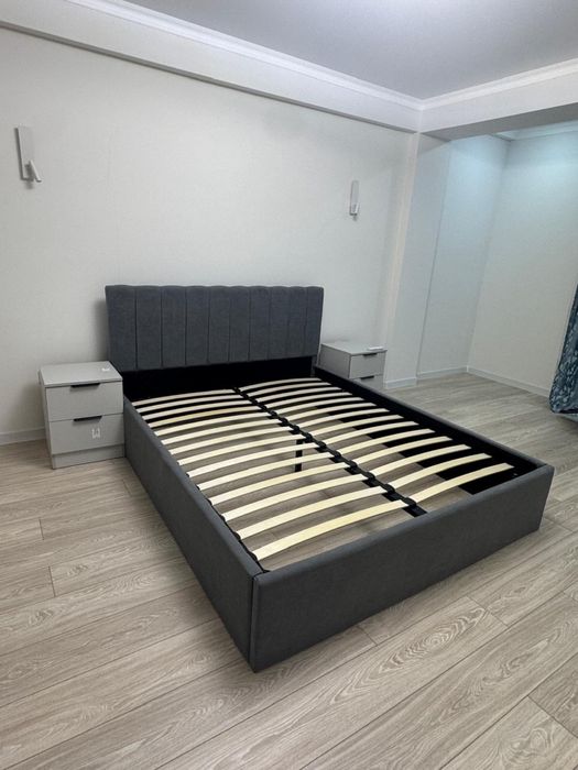 Новая двуспальная кровать с тумбочками