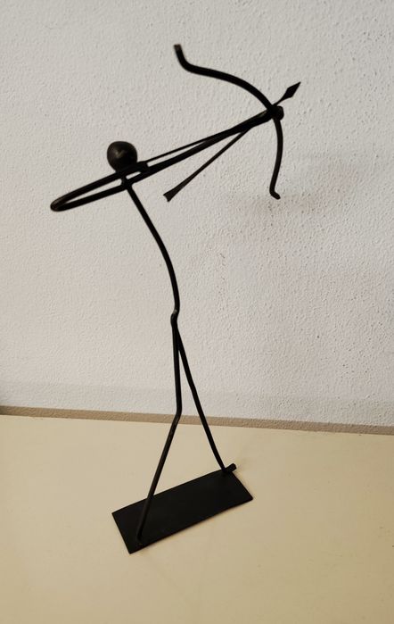 Модерна метална скулптура – стрелец с лък, арт фигура