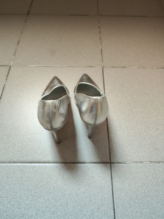 Продаю серебряного цвета туфли