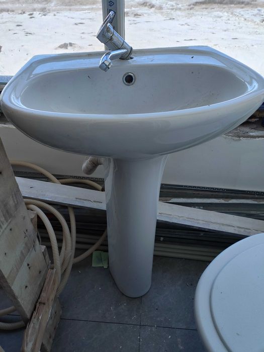 Унитаз и раковина для строителей