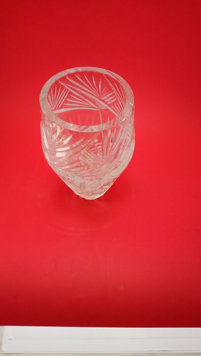 Продается хрустальная ваза .