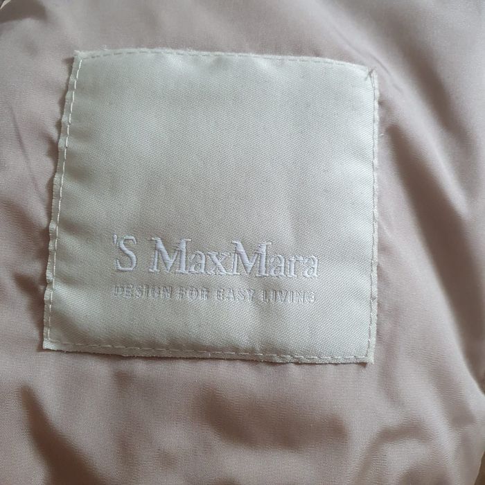 бежевая куртка с капюшоном