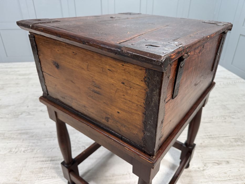 Антикварен шкаф сандък Р241