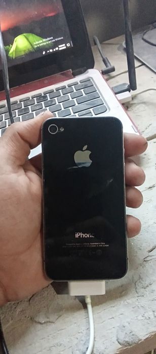 Am un iPhone 4S negru