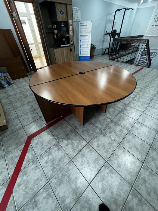 Офисные стулья, конференц стол