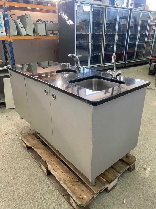 Двойна мивка с гранитен плот и безконтактна батерия