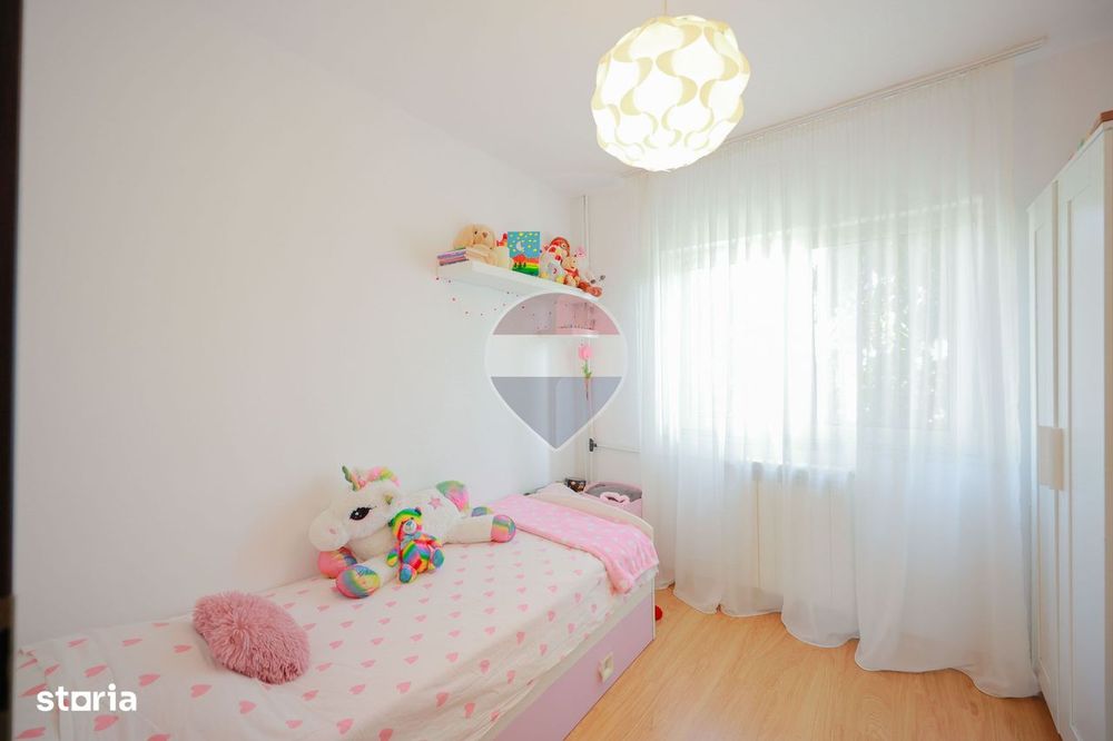 De vânzare apartament cu 4 camere și un loc de parcare, în Rogerius