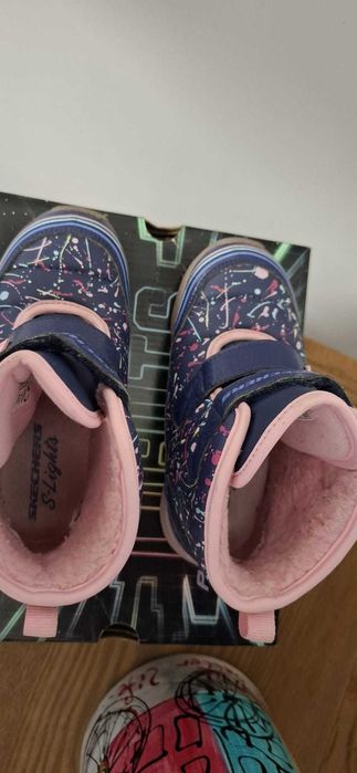 Cizme Skechers pentru fete marime 26 in stare buna
