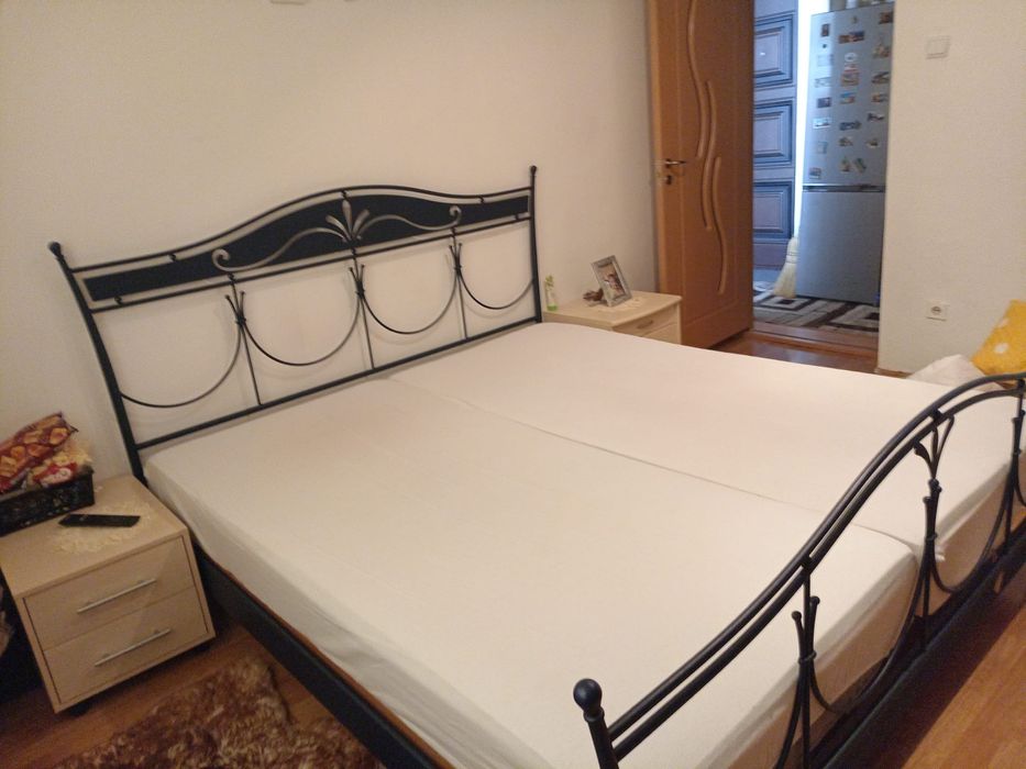 Pat matrimonial 200x200 cu doua saltele+doua noptiere