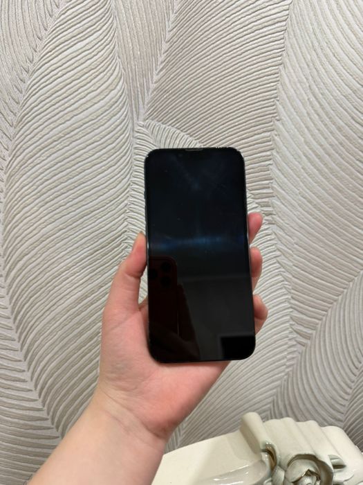 iPhone 13 в отличном сотсоянии. Срочно. Торг уместен.