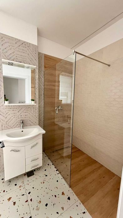 Inchiriez apartament cu 2 camere in bloc nou (central)
