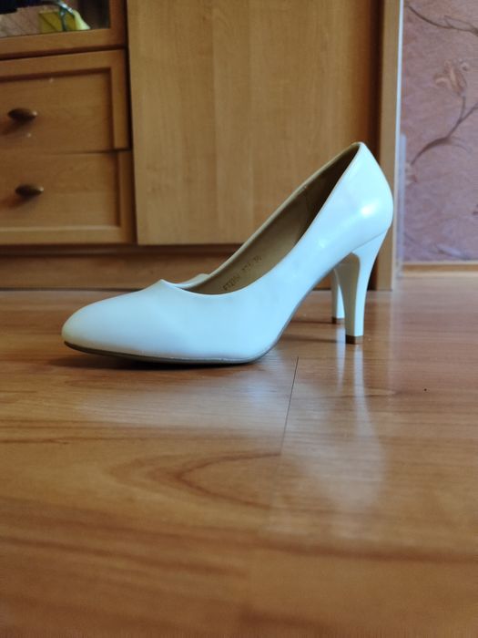 Туфли белые продам новые