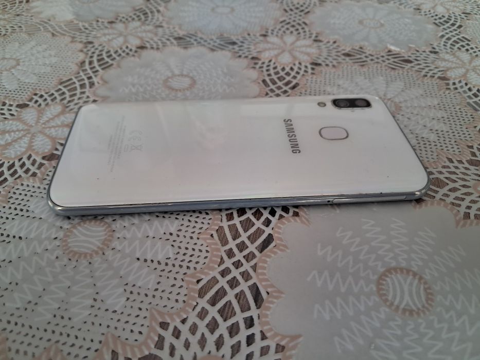 Телефон Samsung A40