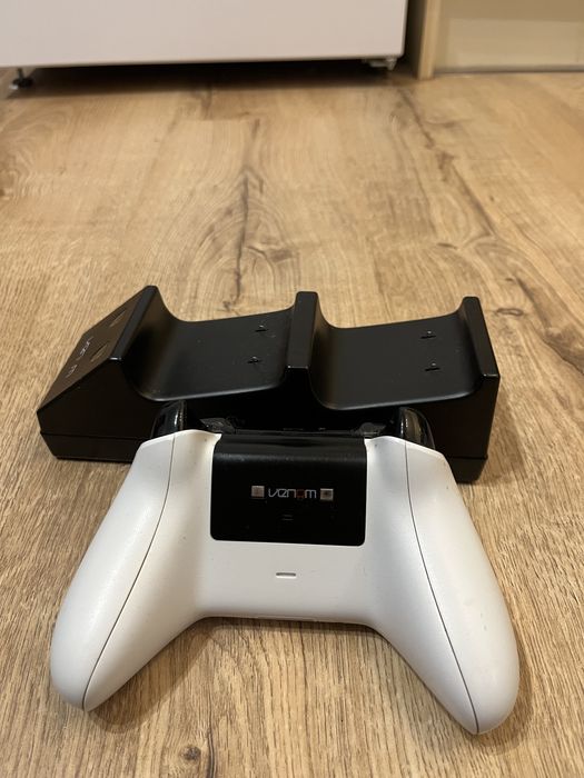 Xbox One S 1TB + Venom станция + Assassin's Creed Odyssey