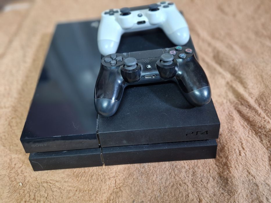 vand ps4 fat cu 2 manete