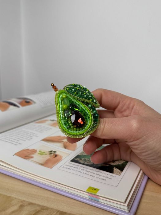 Brosa "Avocado" brodata manual cu margele si cristale