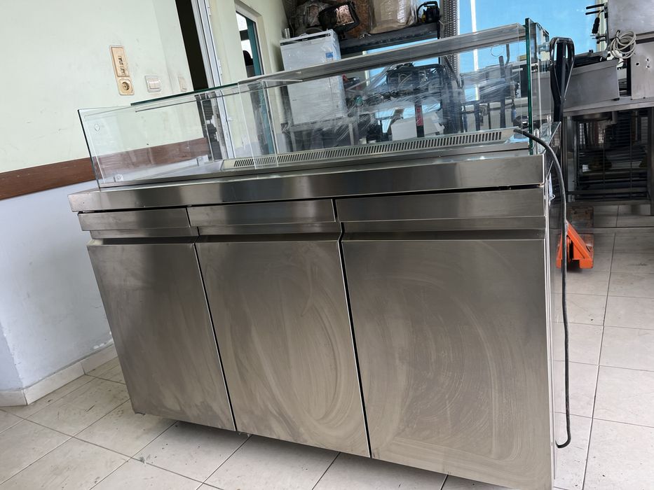 Топла витрина топла