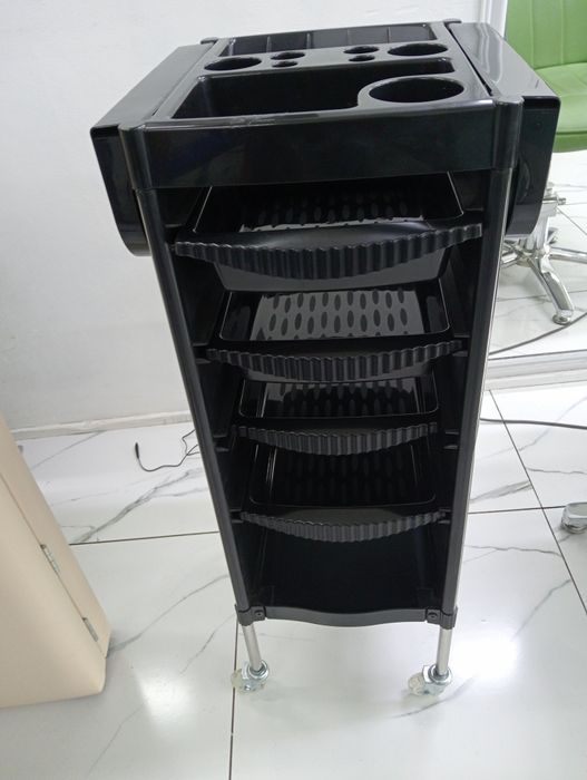 Помощница для парикмахера