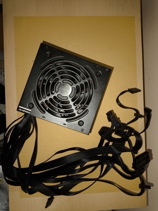 Sursă PC Gigabyte P450B 450W, 80 PLUS Bronze, Cabluri Plate Negre – Impecabilă