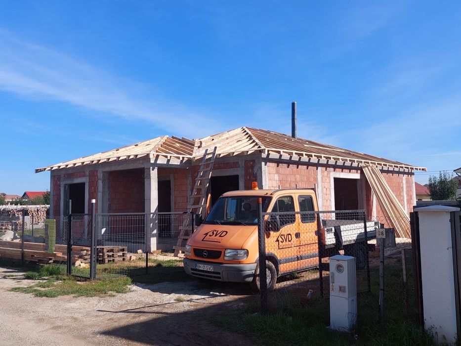 Constructii case in rosu , acoperisuri