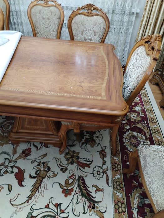 Стол,  стулья,  стенка