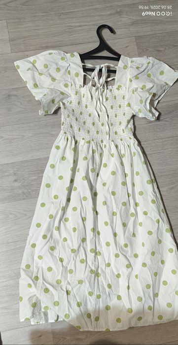 Белое платье в зелёный горошек.