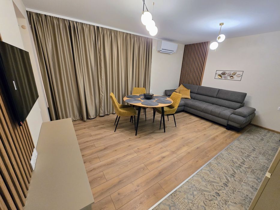 Под наем нов двустаен, Гранд мол