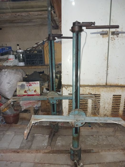 Подёмний домкрад для автомобиля ремонт ходовая и кузова.