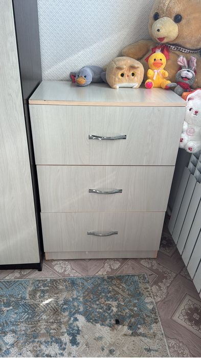 Продам диван, электрокачеля, комод и компьютерный стол б/у