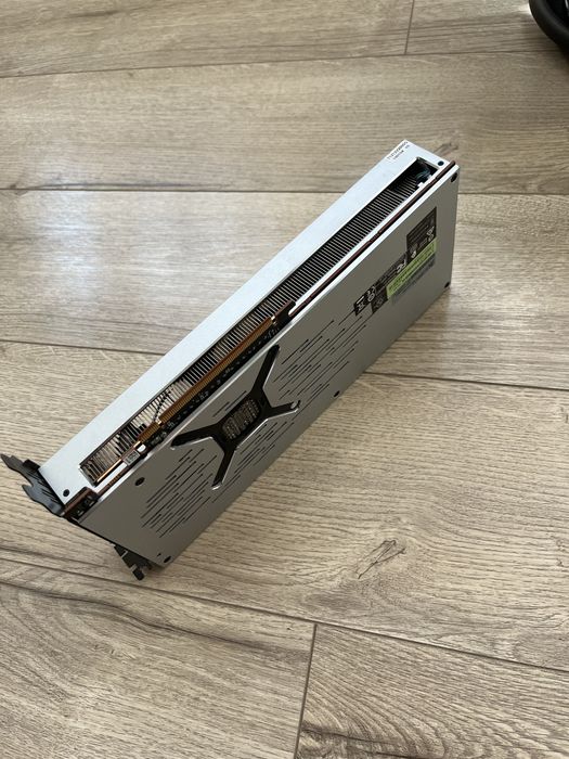 Placa Video Gaming Editare AMD Radeon VII 16GB 4096 Bit Peste RTX
