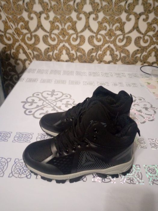 Продам новые .муж.ботинки 38 размер