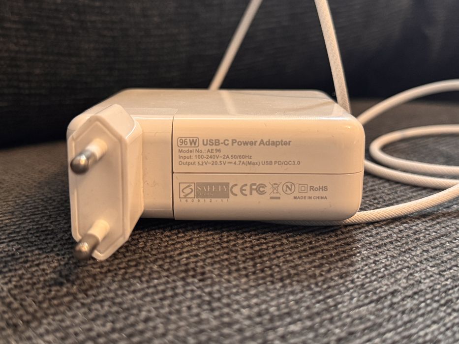 Нов Macbook Pro 13 m2 2022 99% капацитет 33 цикъла,зарядно 97w