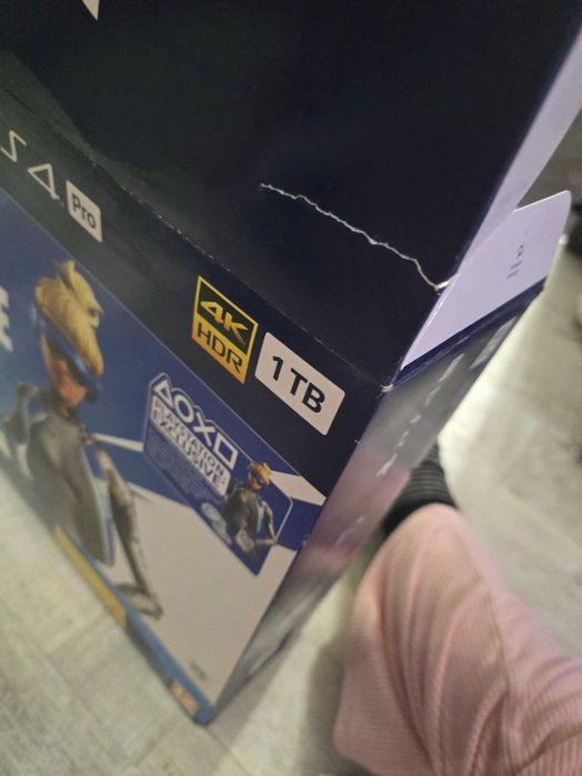 PlayStation 4 Pro 1 tb с допълнителен джойстик