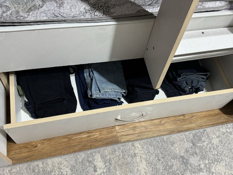 Продам  двухъярусную кровать